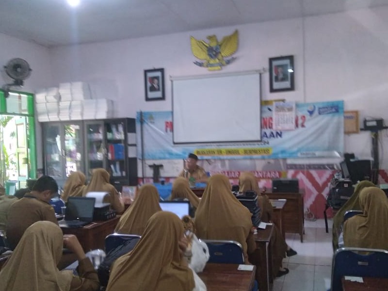 Semangat Guru Pada Hari Pertama Masuk Sekolah