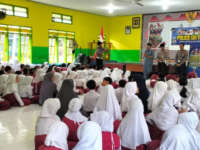 Polisi Go To Scool Satlantas Polres Situbondo